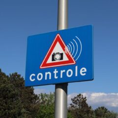 A blue road sign with a camera icon and 'controle' text indicates speed monitoring.