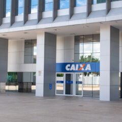 Entrance of a modern Caixa bank building in Brasília showing architectural details.