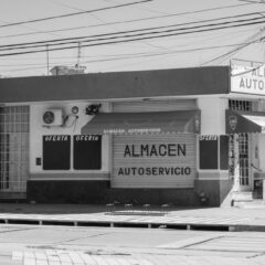 Black and white photo of a closed almacén and autoservicio in Córdoba, Argentina.